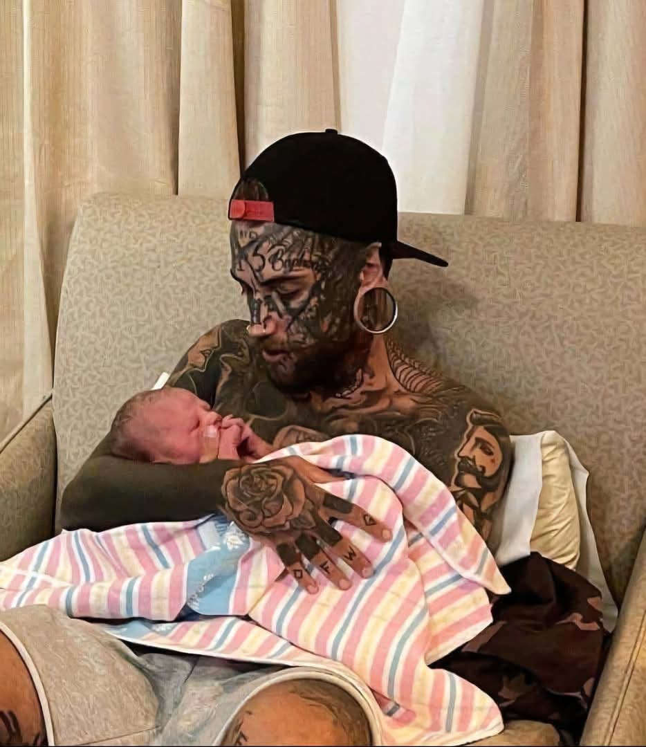 Dad with a body fully covered in tattoos decides to transform his appearance for his daughter’s sake