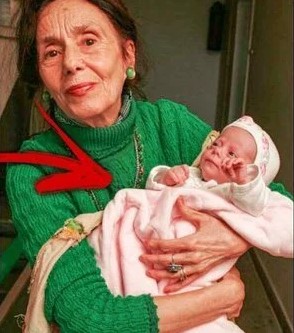 At the age of 66, woman gave birth to her first child: Today, this is how their life looks like.